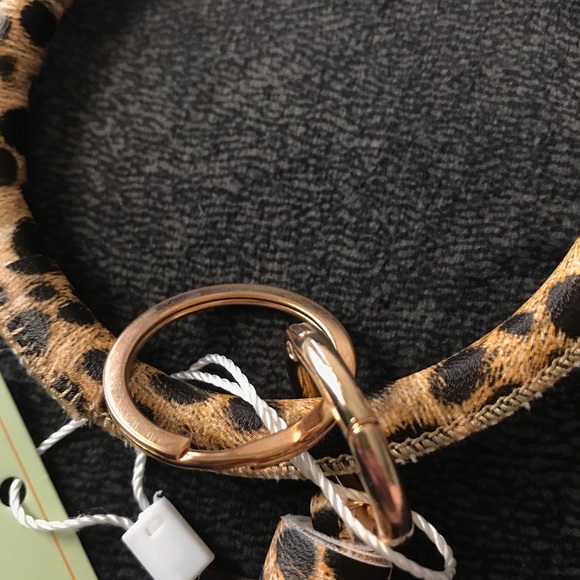 2 for $10 💋FINAL PRICE Key Ring Bangle w/ Tassel - Picture 6 of 15